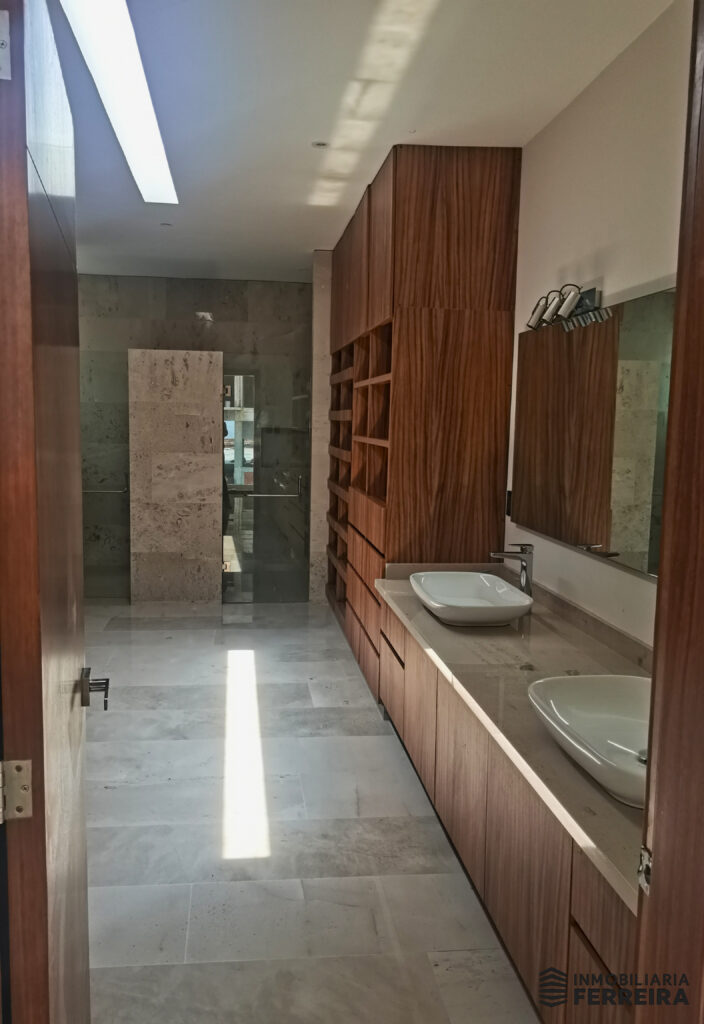 20. Baño con vestidor